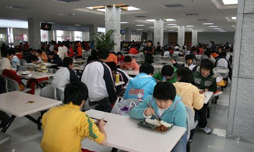 廣東三部門聯(lián)合發(fā)文嚴禁學校食堂分包轉包，每餐須有校方人員陪餐